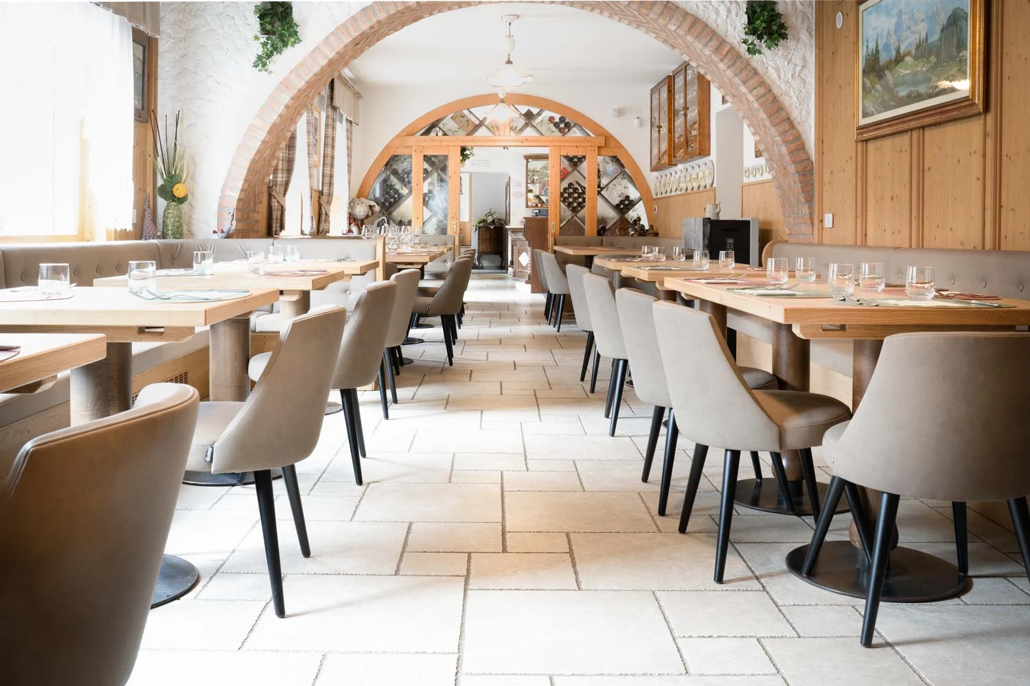 Albergo Alpino Vermiglio Trento: Neuer Restaurantsaal mit Stühlen – Inneneinrichtung und Möbel