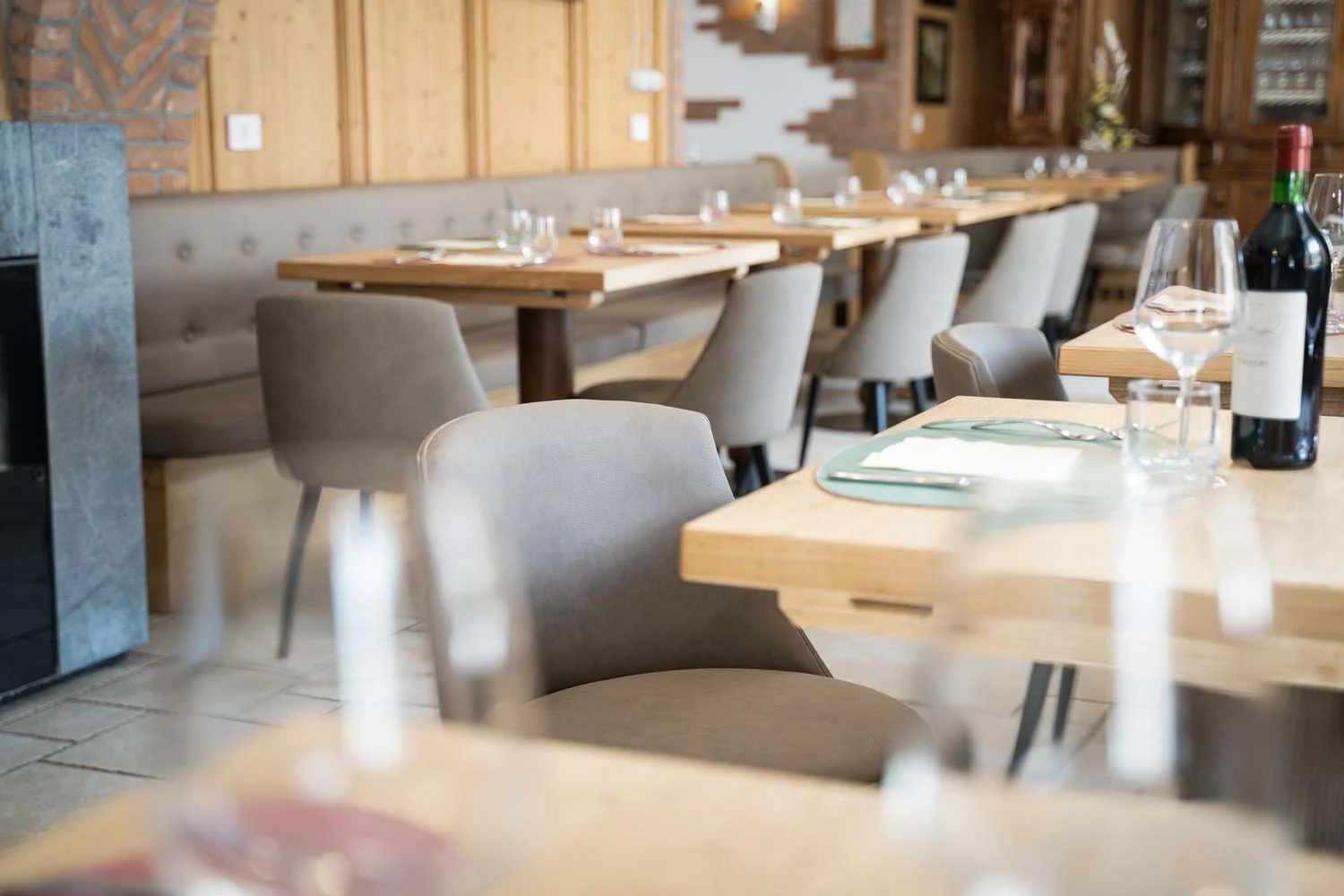 Der Speisesaal des Albergo Alpino Vermiglio Trento wurde von bs chairs – Inneneinrichtung, Möbel – gestaltet.