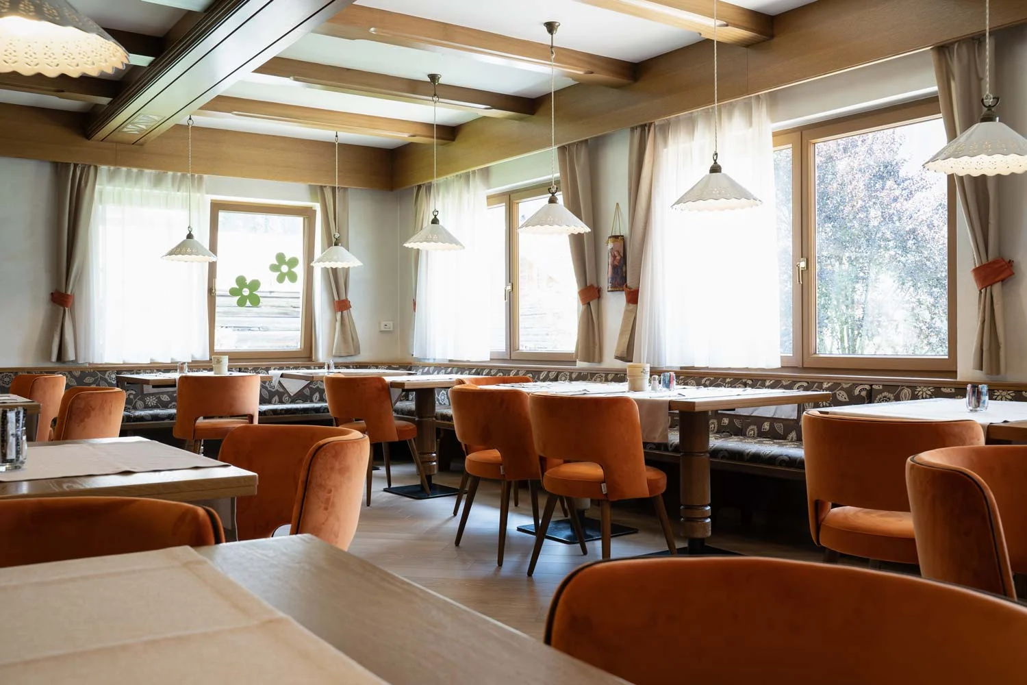 Albergo Contrin Fontanazzo di Fassa Trento nuova sala del ristorante con arredamento moderno bs