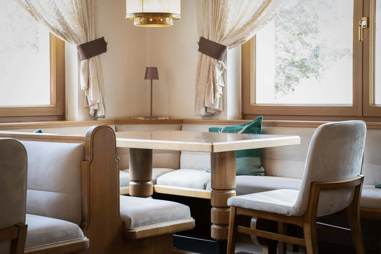 Albergo Contrin Fontanazzo di Fassa Trento sala ristorante con panche su misure di bs chairs —
