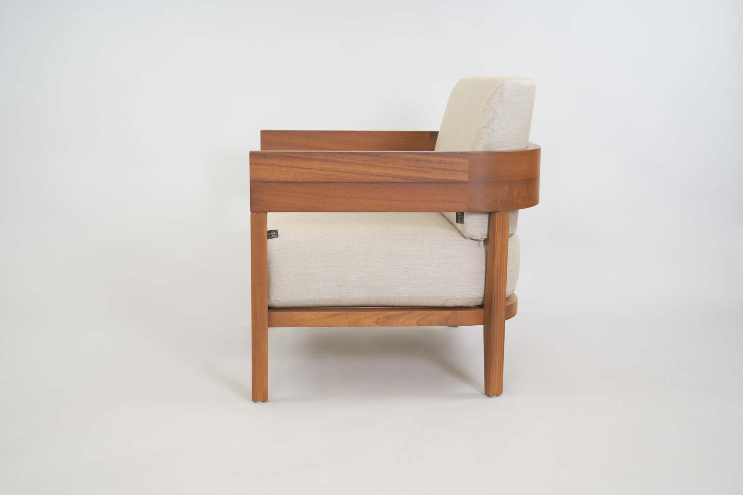 Rio de Janeiro Outdoor-Lounge-Sessel aus Holz mit ecrufarbenen Kissen, Seitenansicht