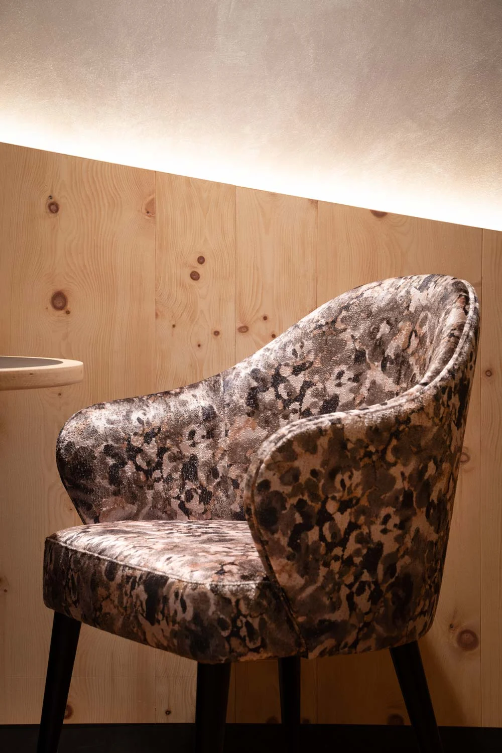 Cerana Relax Hotel Madonna di Campiglio Trento arredamento moderno con poltroncina kaos di bs