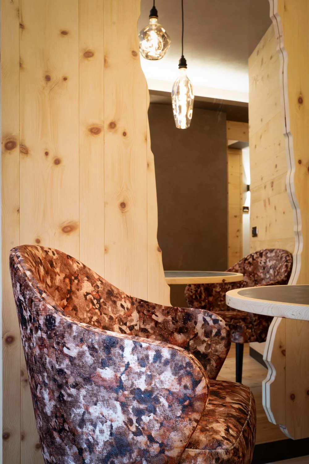 Cerana Relax Hotel Madonna di Campiglio Trento poltroncina Kaos di Bs chairs per rinnovamento