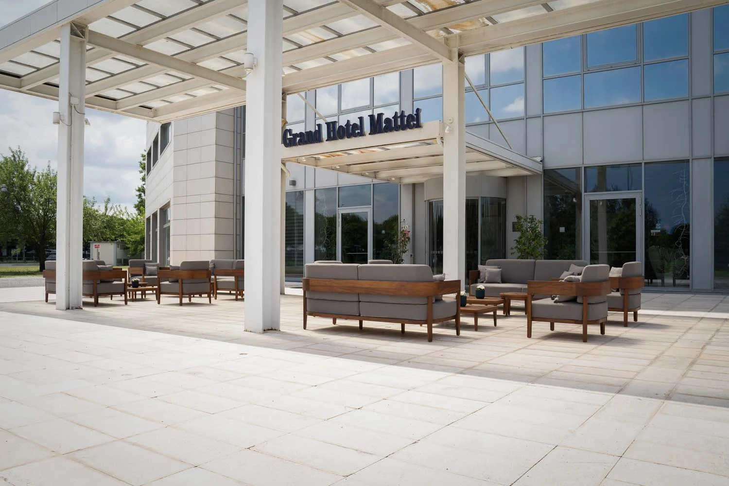 Grand Hotel Mattei Ravenna, Businesshotel, Außenbereich, Hoteleingang, Stühle im Außenbereich —