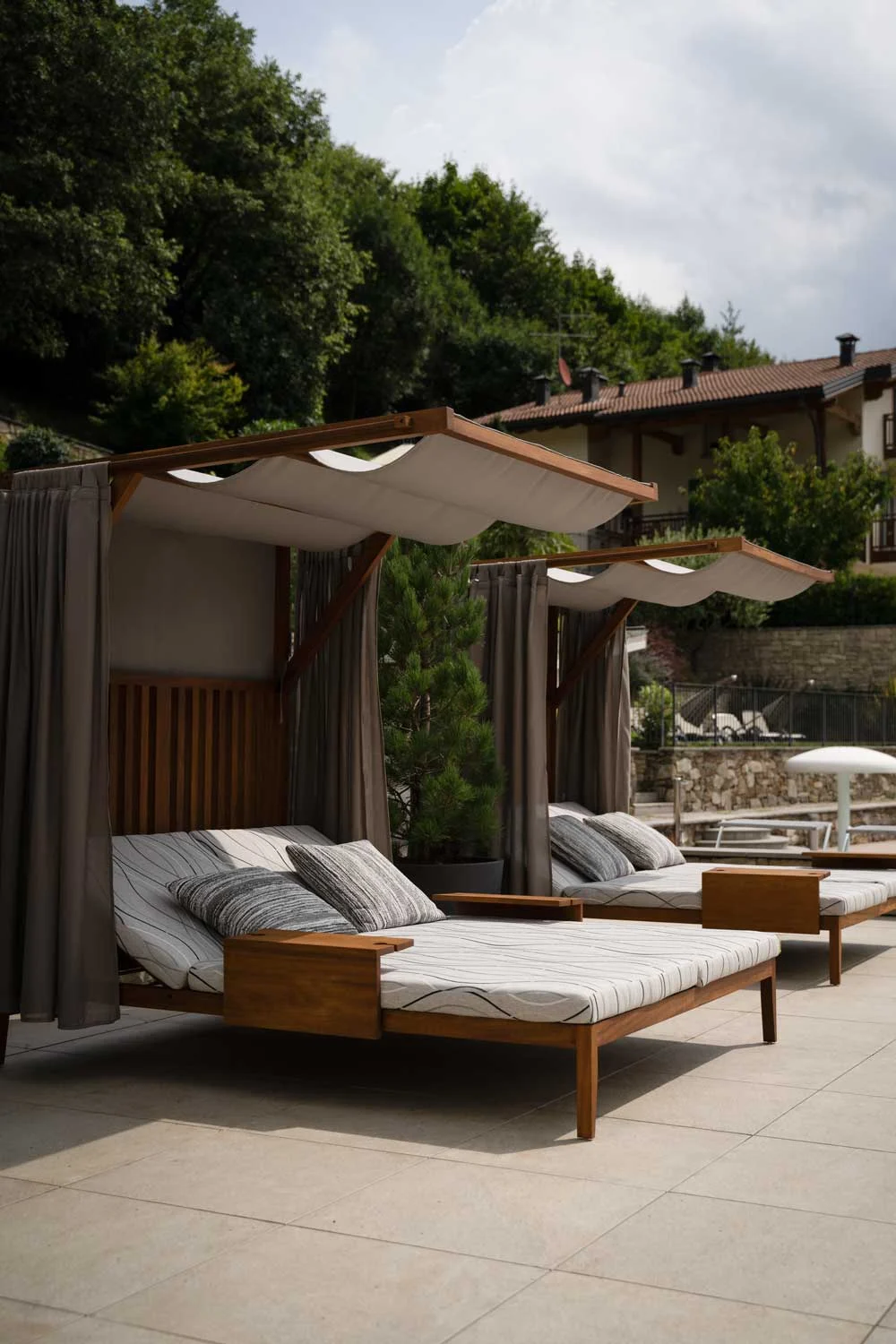 Hotel Ambassador Levico Terme Trento Außenpool Sonnenliegen BS-Stühle — Inneneinrichtung