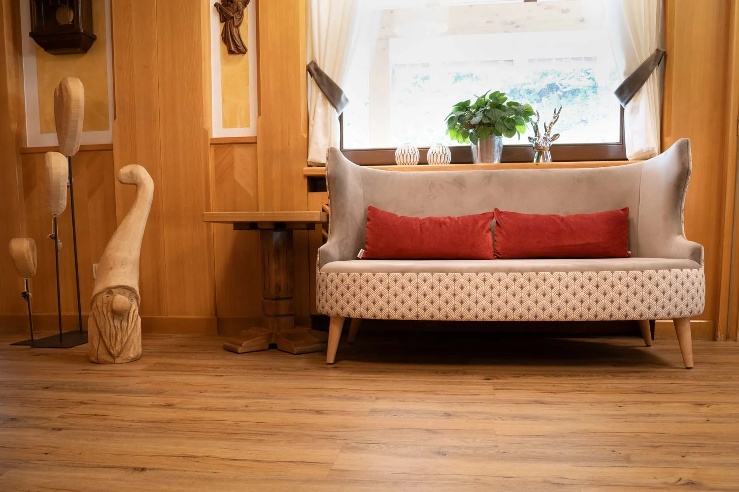 Eingangshalle des Hotels La Bussola Andalo Trento mit Sofa und Cardiff-Sessel von Bs Chairs —