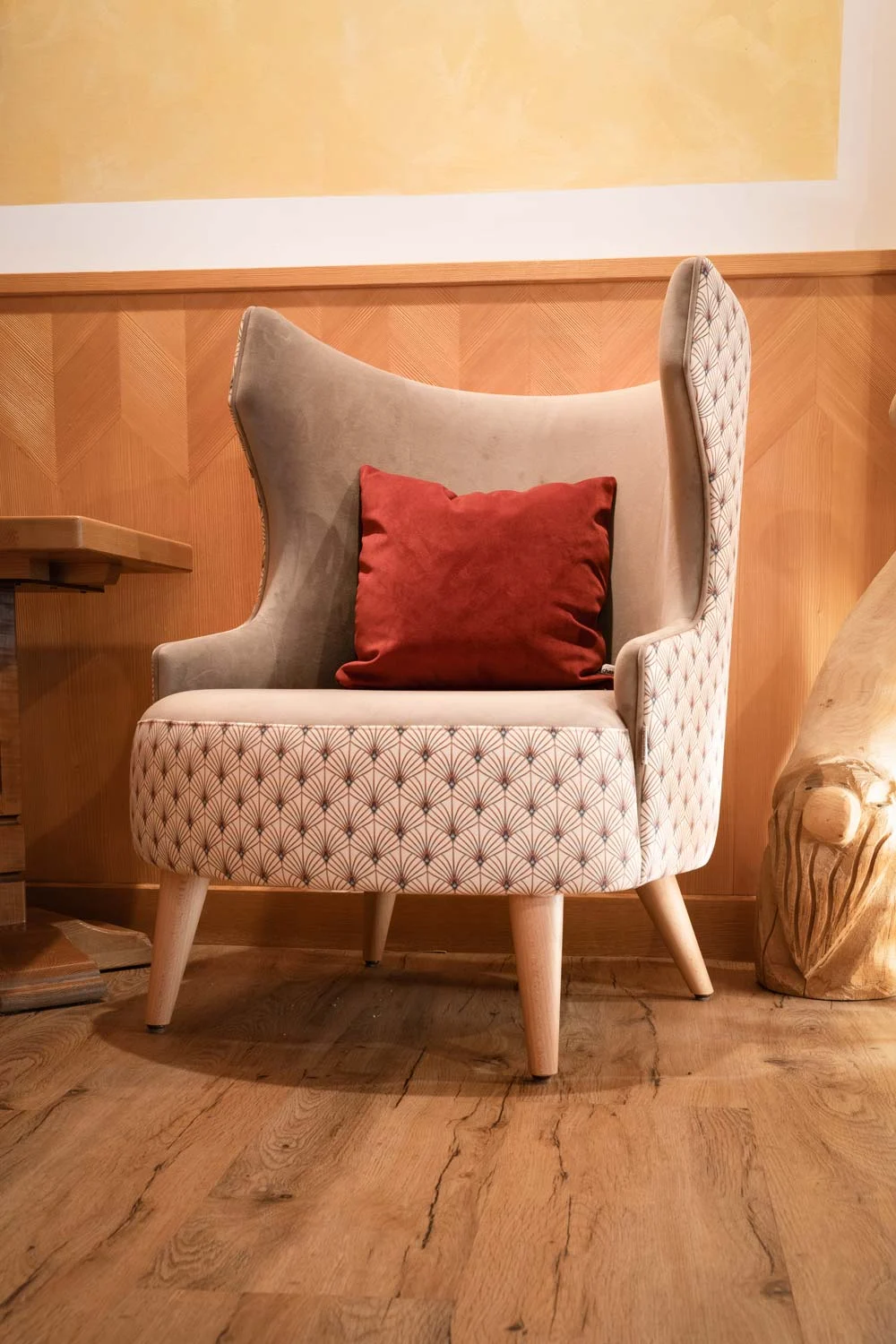 Eingangshalle des Hotels La Bussola Andalo Trento mit rustikalen Möbeln von bs chairs —