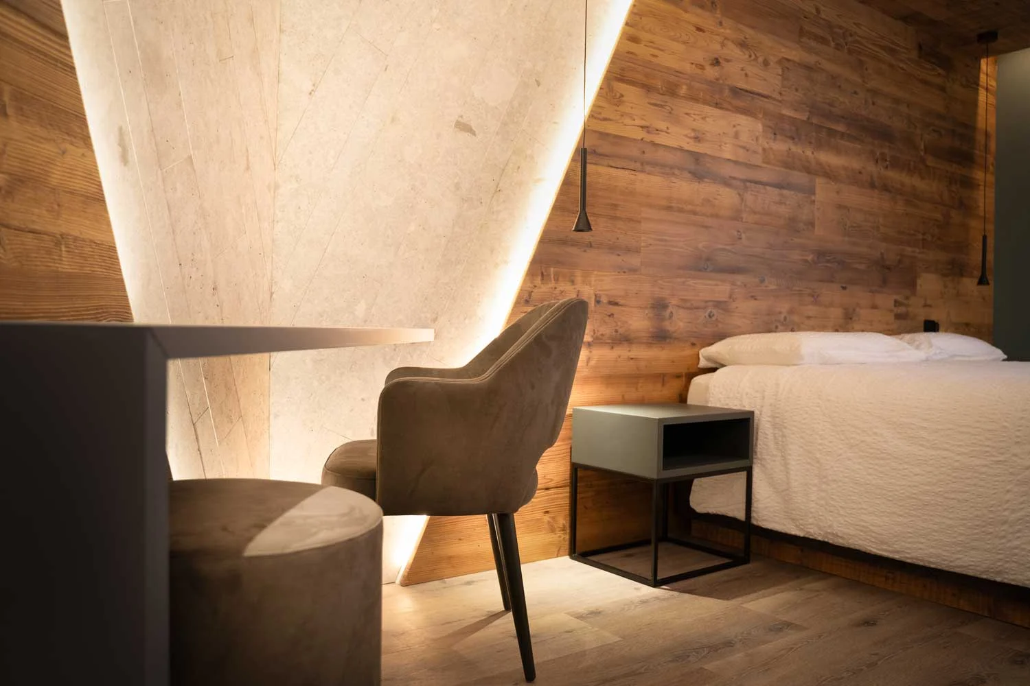 Hotel Majorka Andalo Trento luxury double room with pouf and bs chairs — interior design