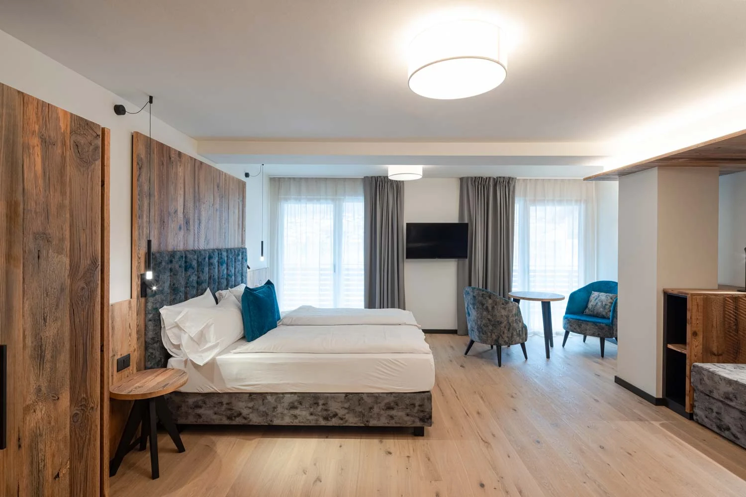 Hotel Nele Val di Fiemme Trento camera dalbergo con arredamento contemporaneo bs chairs — interior