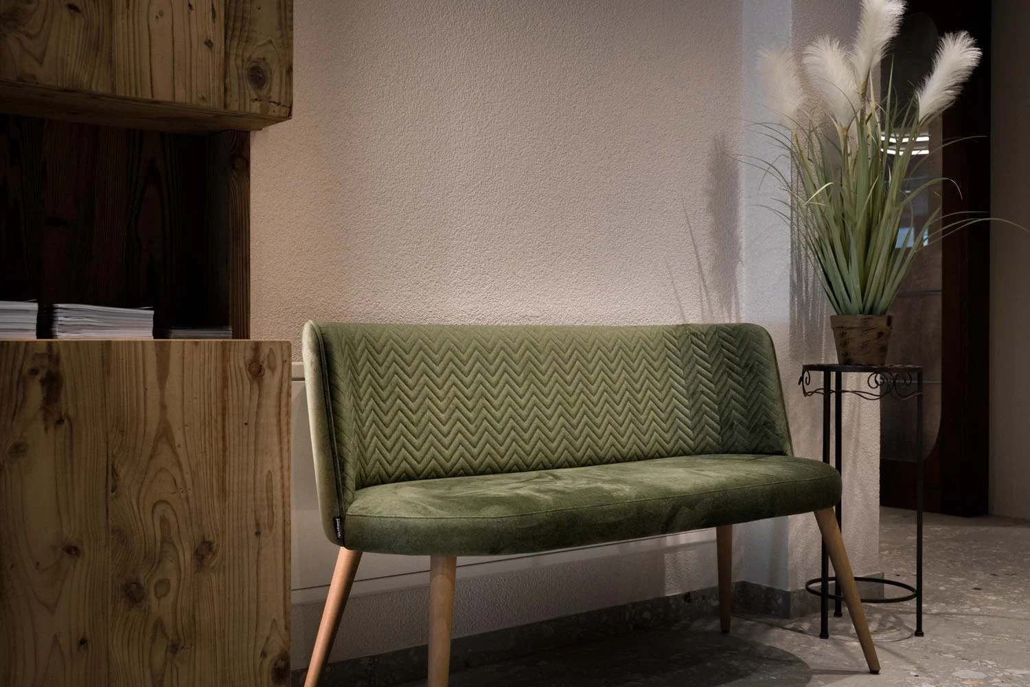 Hotel Vernel a Santa Cristina Valgardena Bolzano area relax con panca per arredamento di interni —