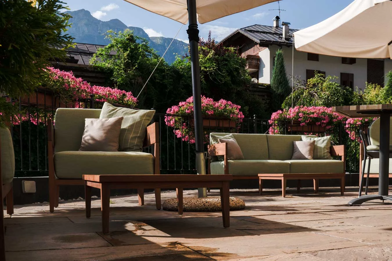 Alpholiday dolomiti hotel di lusso con terrazza panoramica vista sulle montagne — interior design
