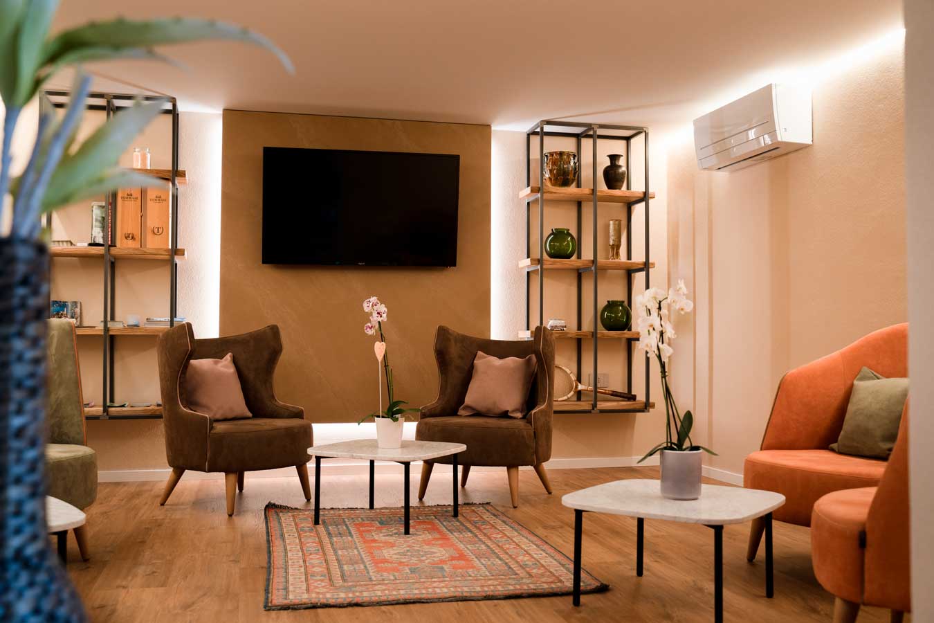 Room at Casa Benamati in Malcesine, a prestigious B&B, furnished with armchairs.