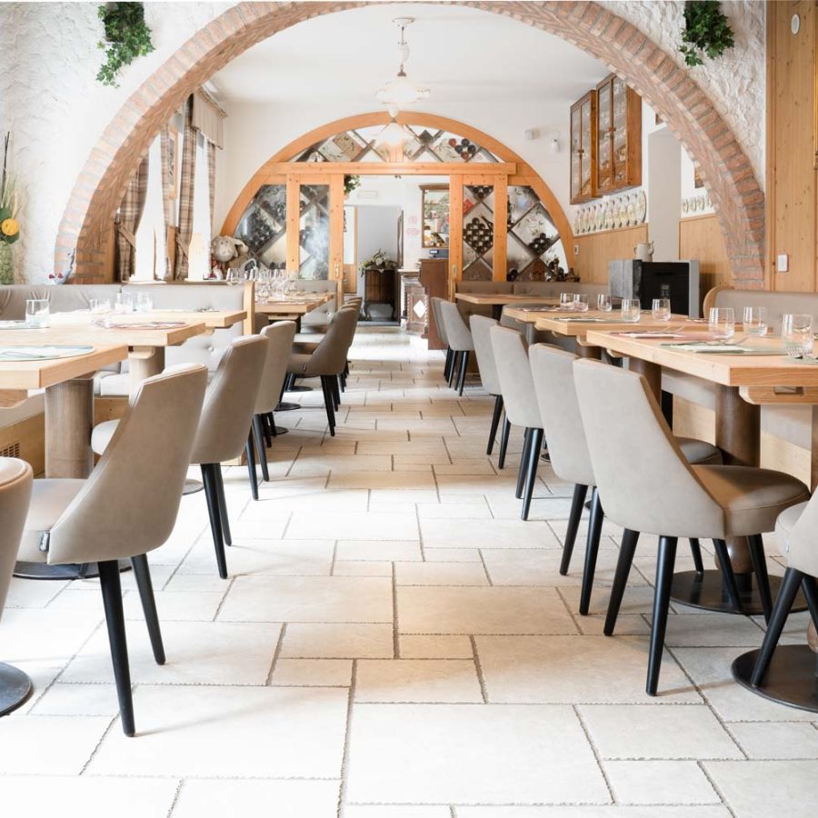 Albergo-Alpino-Vermiglio-Trento-nuova-sala-ristorante-bs-chairs