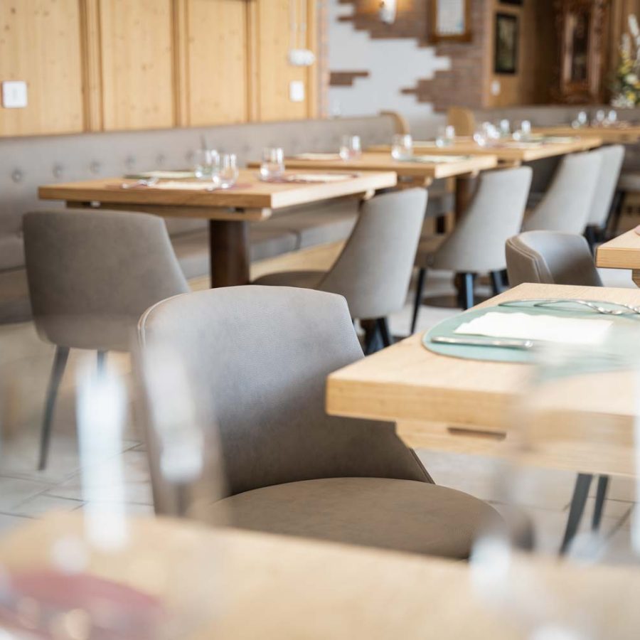 Albergo-Alpino-Vermiglio-Trento-ristorante-sala-firmata-bs-chairs