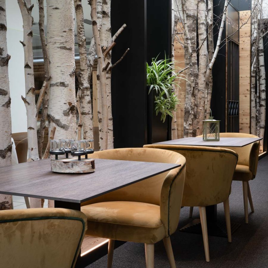 AlpHoliday-Dolomiti---Wellness-&-Family-Hotel---Val-di-Sole-Dimaro-Trento-nuova-sala-ristorante-king-ripiani-dei-tavoli-in-hpl-bs-chairs
