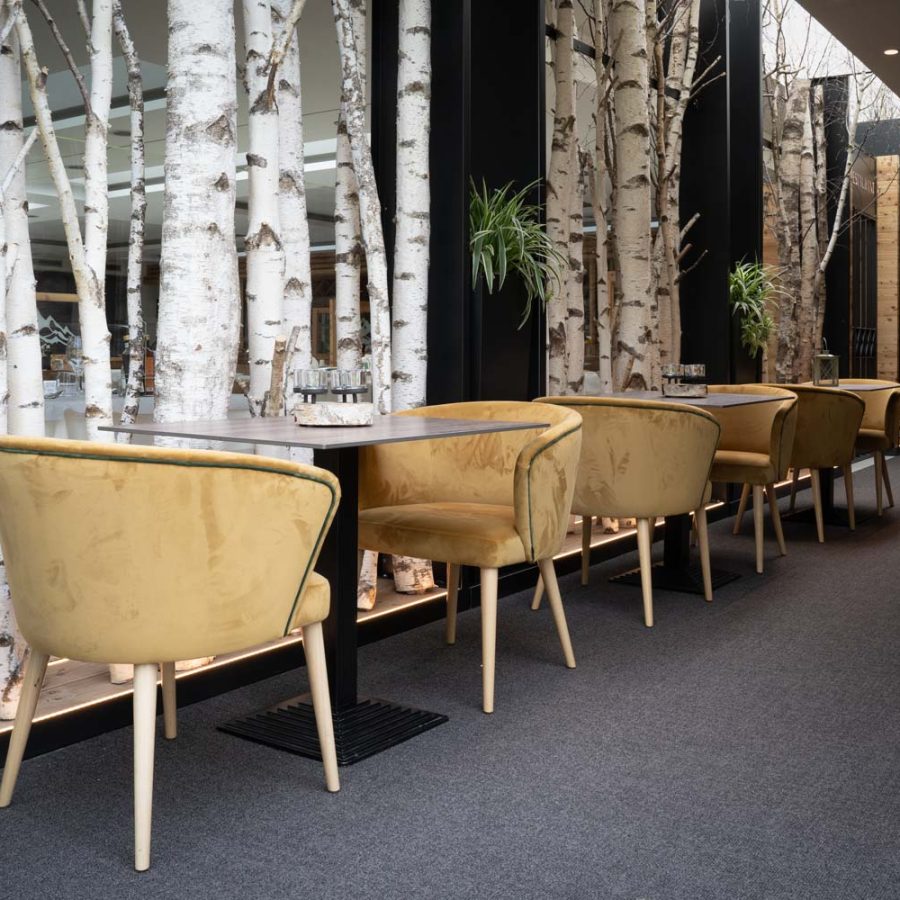 AlpHoliday-Dolomiti---Wellness-&-Family-Hotel---Val-di-Sole-Dimaro-Trento-sala-ristorante-king-arredamento-moderno-con-tavoli-in-hpl-bs-chairs