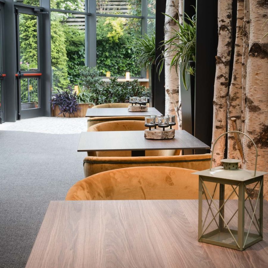 AlpHoliday-Dolomiti---Wellness-&-Family-Hotel---Val-di-Sole-Dimaro-Trento-sala-ristorante-king-ripiani-tavoli-di-bs-chairs