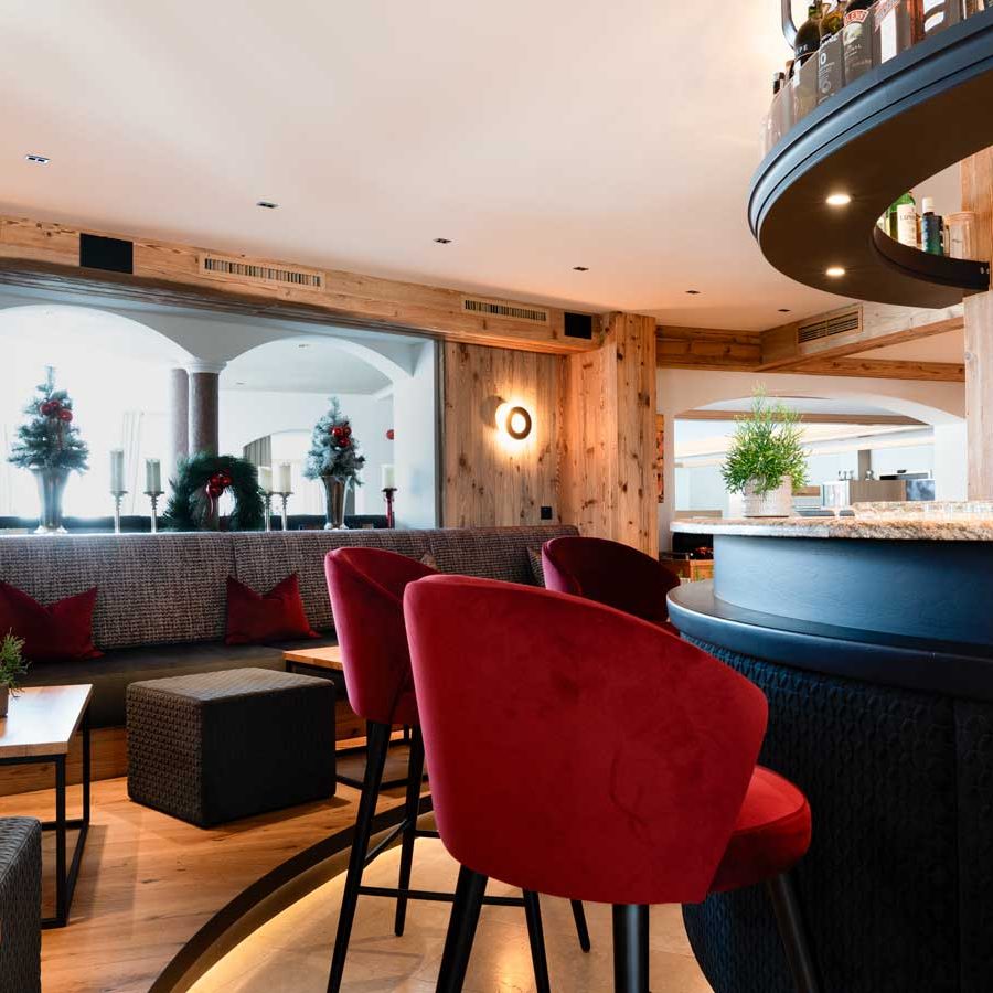 Bartheke und Lounge-Möbel im luxuriösen Hotel Alpenheim Charming & Spa
