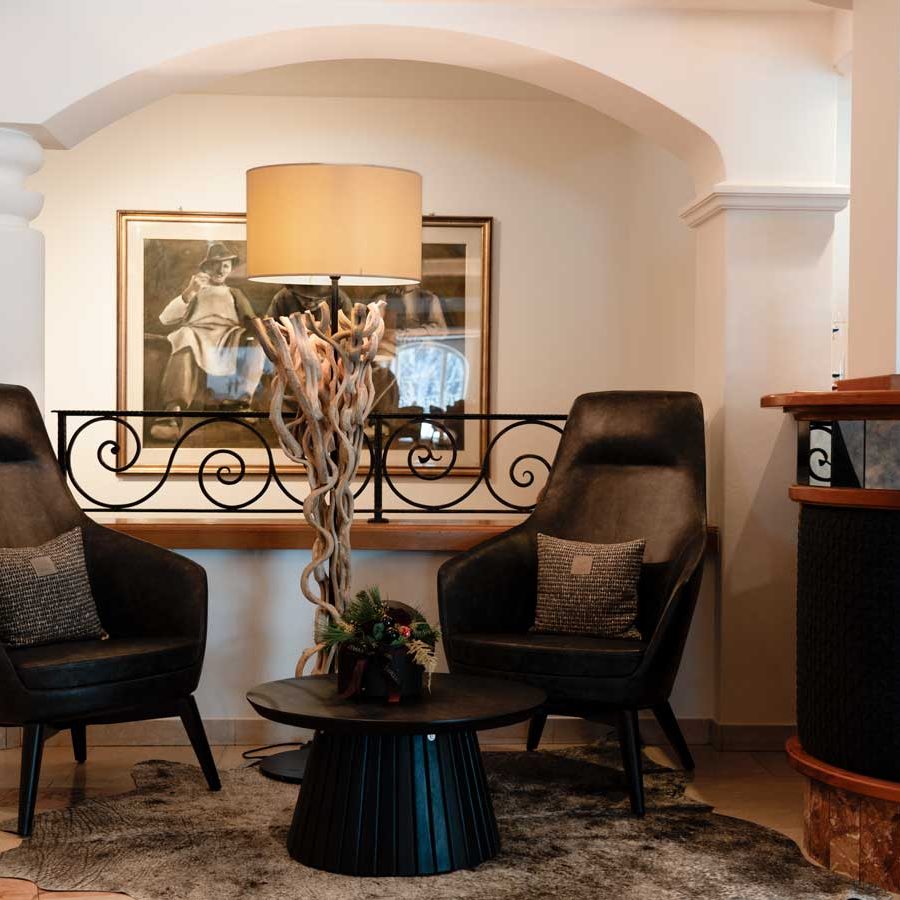 Elegante Empfangsbereich des Hotels Alpenheim Charming & Spa