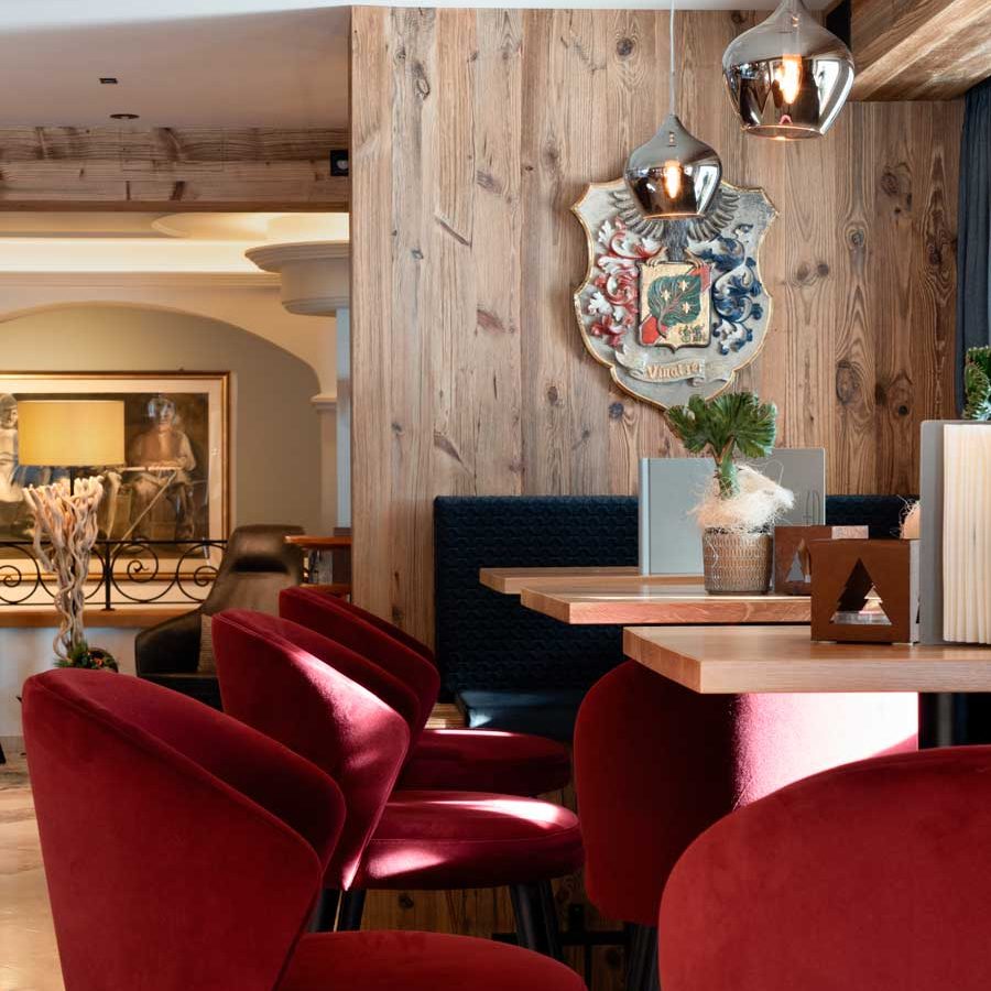 Restaurant- und Barbereich im Hotel Alpenheim Charming & Spa in Ortisei