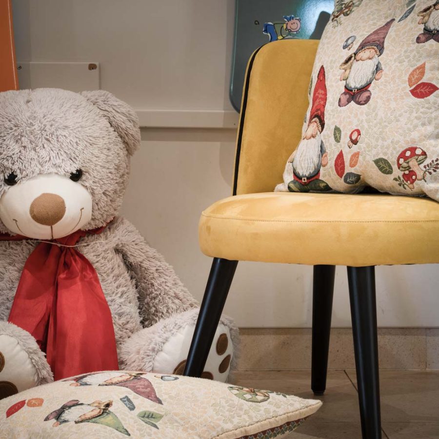 Alpino-Baby-Family-Hotel-Andalo-Trento-area-giochi-bambini-con-sedie-bs-chairs