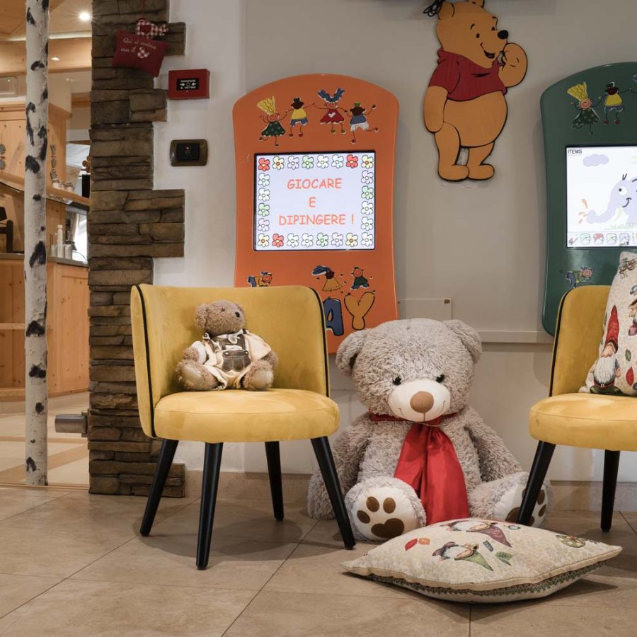 Alpino-Baby-Family-Hotel-Andalo-Trento-area-giochi-bambini-sedia-baby-paris-bs-chairs