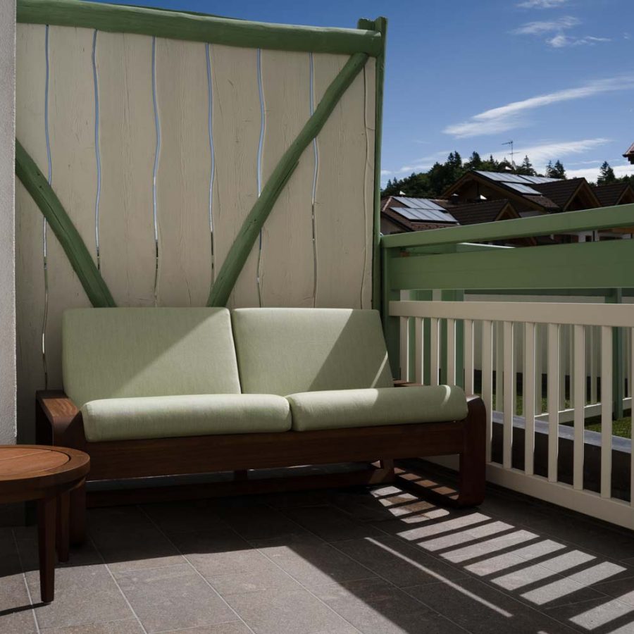 Alpino-Baby-Family-Hotel-Andalo-Trento-terrazza-camera-hotel-con-arredo-outdoor-di-bs-chairs