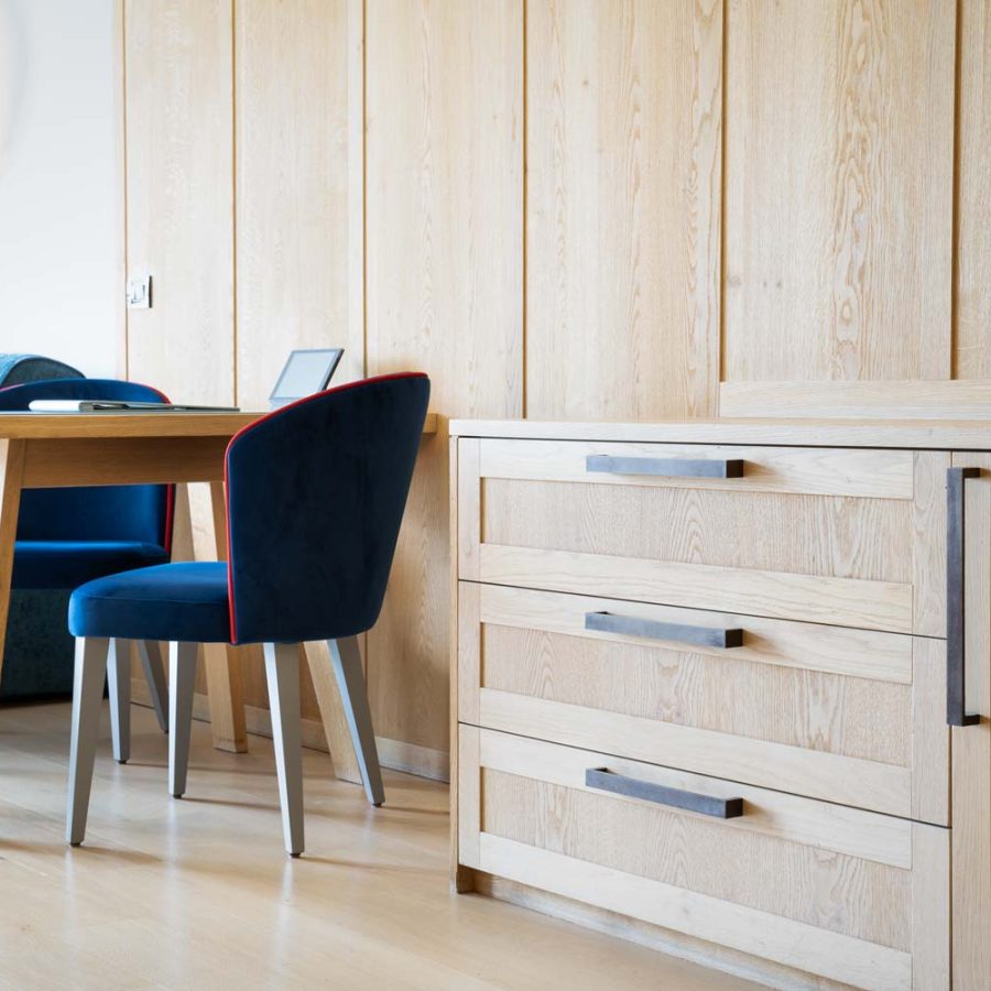 COMO-Alpina-Dolomites-hotel-di-lusso-Alpe-di-Siusi-Bolzano-camere-d'albergo-incredibili-bs-chairs