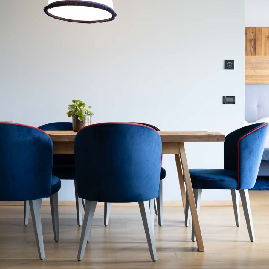 COMO-Alpina-Dolomites-hotel-di-lusso-Alpe-di-Siusi-Bolzano-nuove-camere-da-letto-bs-chairs