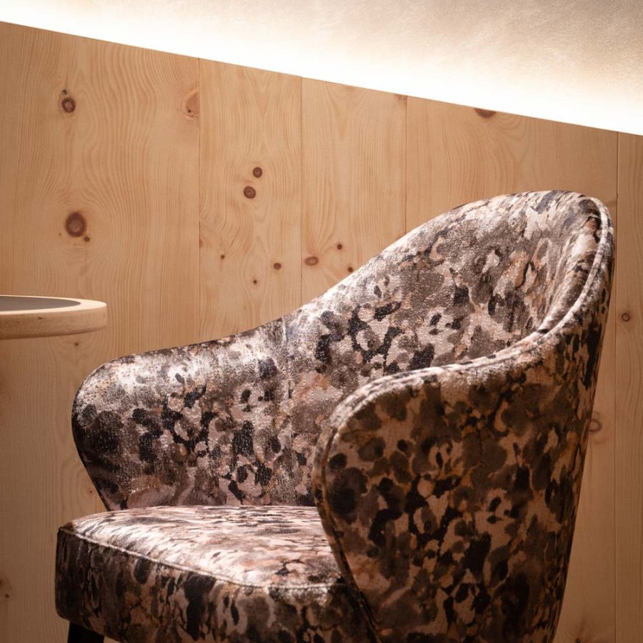 Cerana-Relax-Hotel-Madonna-di-Campiglio-Trento-arredamento-moderno-con-poltroncina-kaos-di-bs-chairs