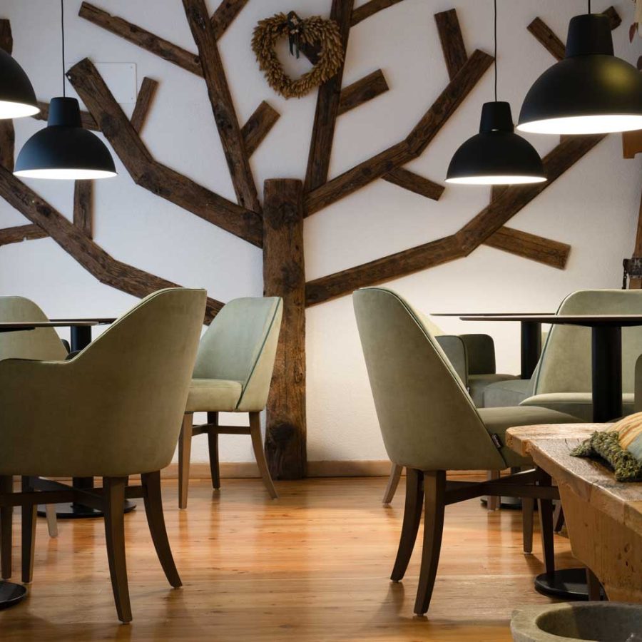 Chalet-Fiocco-di-Neve-Pinzolo-Trento-sala-di-ingresso-con-tavoli-e-sedie-bs-chairs-prodotti-in-legno-massello