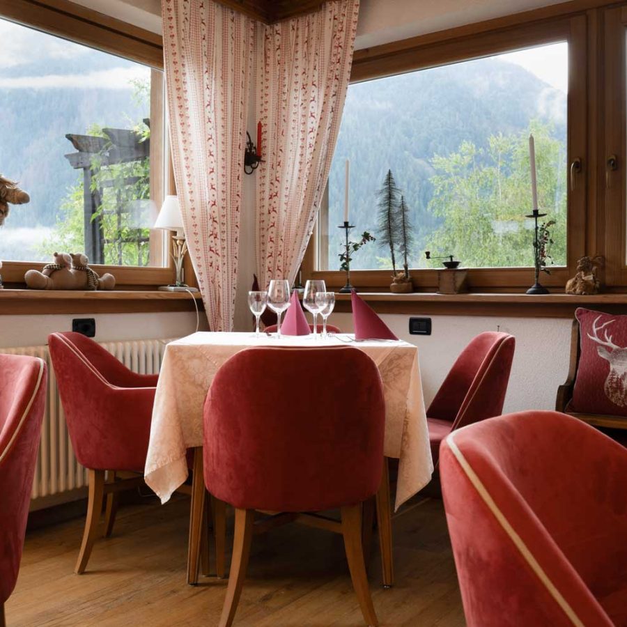 Chalet-Fiocco-di-Neve-Pinzolo-Trento-sala-ristorante-con-arredamento-prodotti-bs-chairs