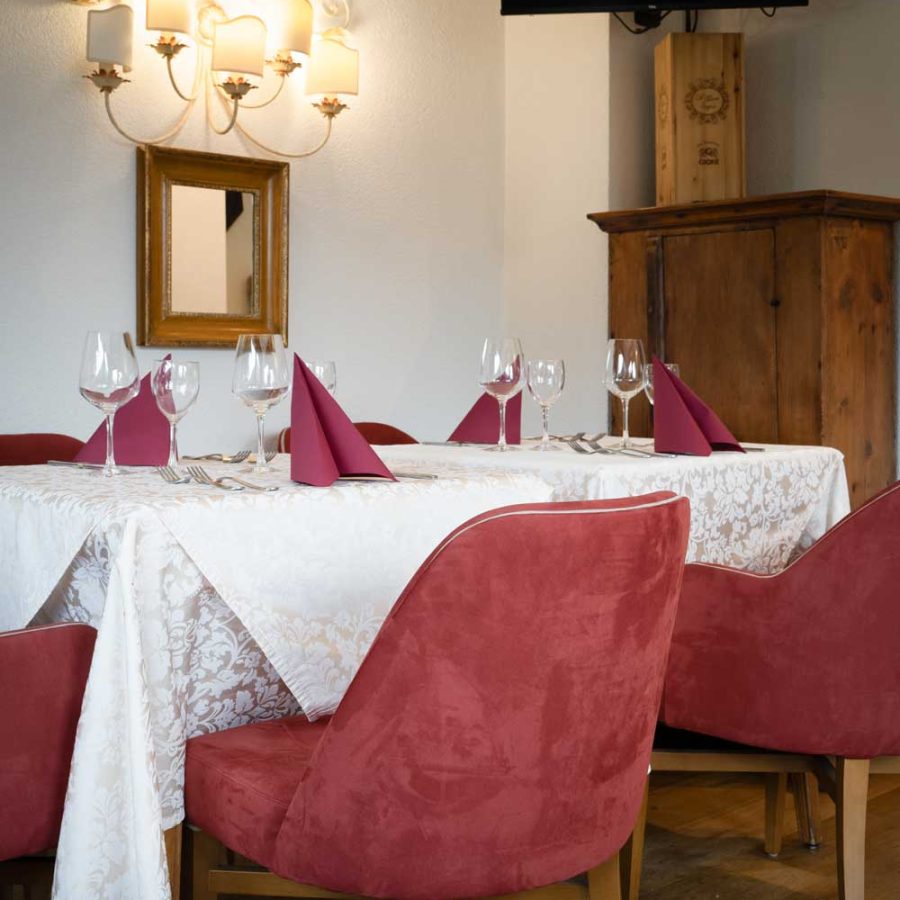 Chalet-Fiocco-di-Neve-Pinzolo-Trento-sala-ristorante-con-sedie-e-poltrone-bs-chairs
