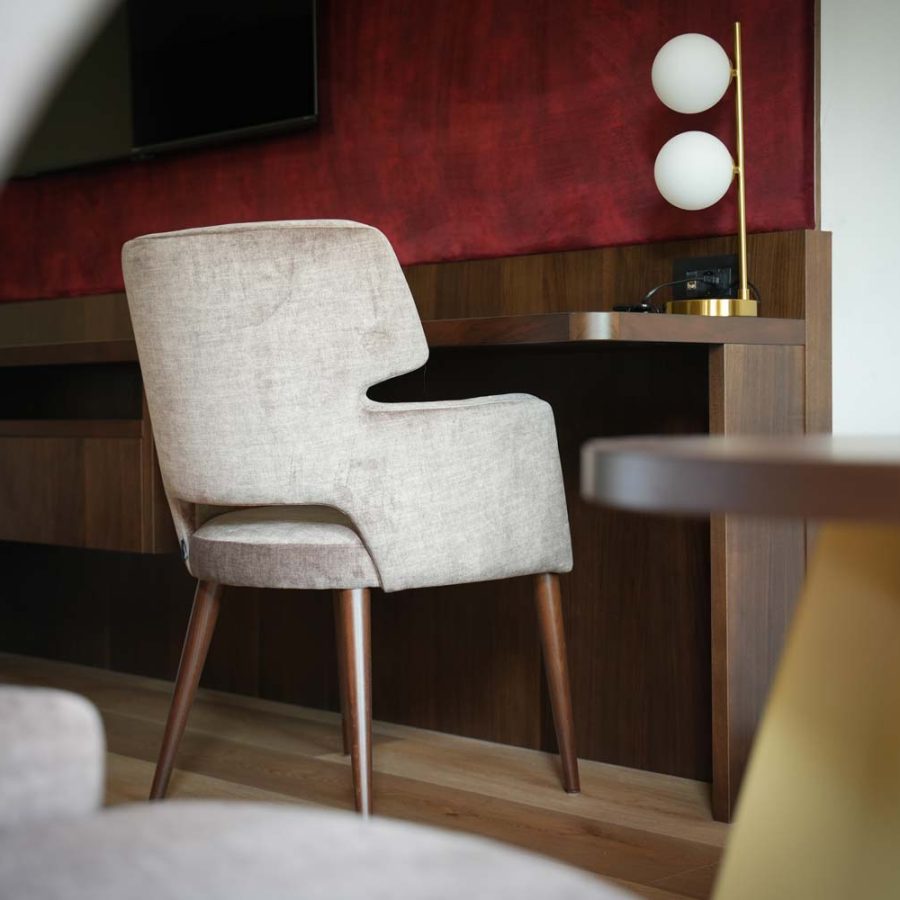 Dominik-Alpine-City-Wellness-Hotel-Bressanone-Bolzano-poltroncina-rollo-di-bs-chairs-per-camera-da-letto