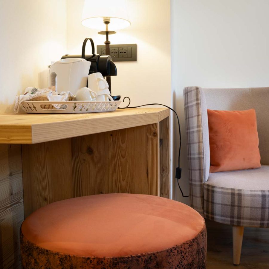 Garnì-Hotel-Laurino-4-stelle-a-Cavalese-Val-di-Fiemme-Trentino-camera-albergo-rinnovata-con-studio-tecnico-depal-arredamenti-e-bs-chairs