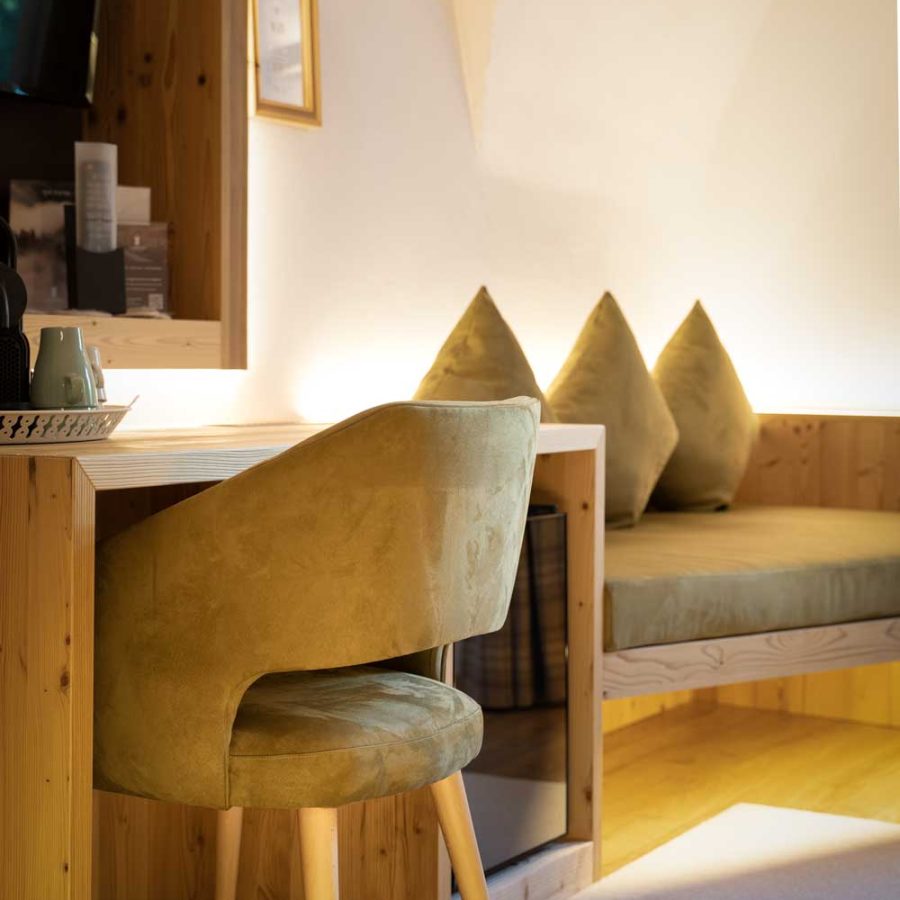 Garni-Hotel-Laurino-4-stelle-a-Cavalese-Val-di-Fiemme-Trentino-nuova-suite-arredamento-studio-depal-e-bs-chairs-poltroncina-ticino
