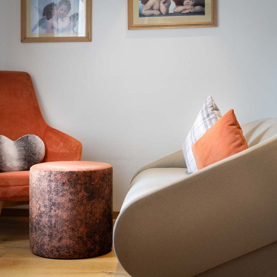 Garni-Hotel-Laurino-4-stelle-a-Cavalese-Val-di-Fiemme-Trentino-pouf-e-poltrone-abu-dhabi-bs-chairs