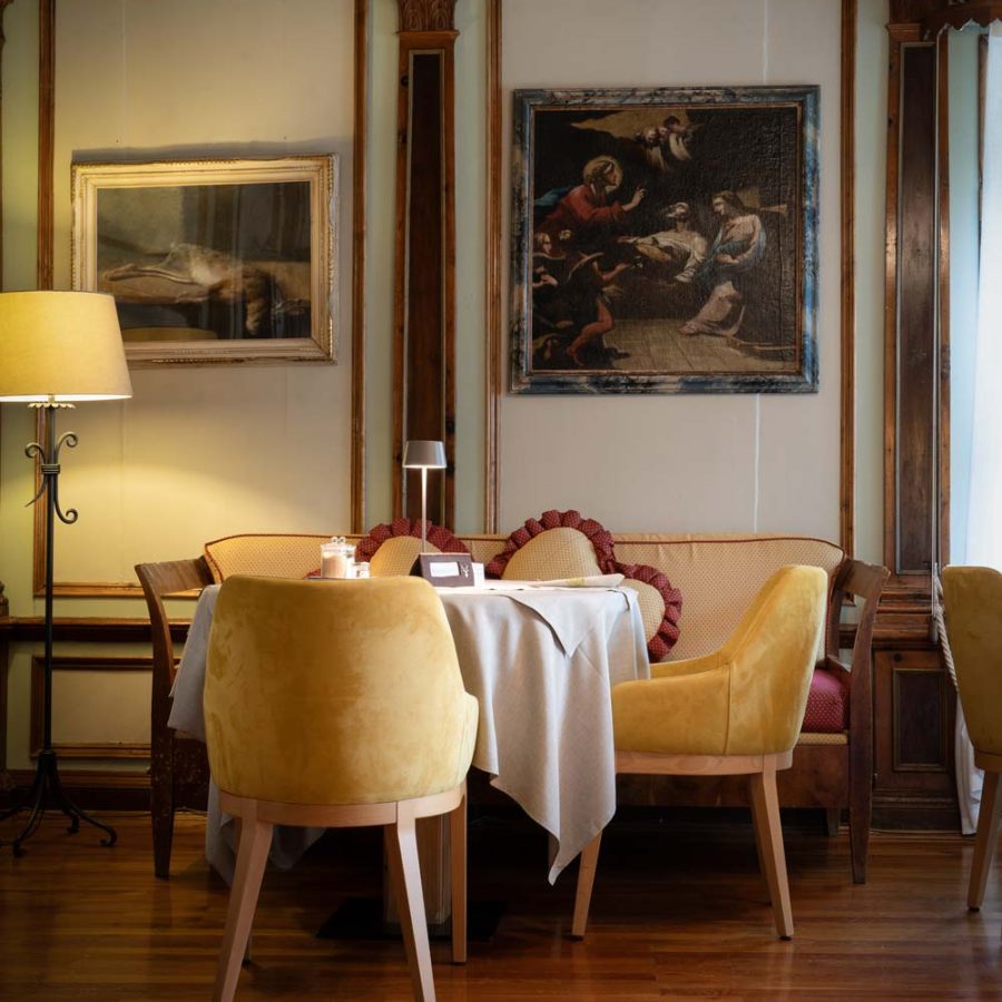 Garni-Hotel-Laurino-4-stelle-a-Cavalese-Val-di-Fiemme-Trentino-sala-da-pranzo-albergo-arredamento-depale-e-bs-chairs