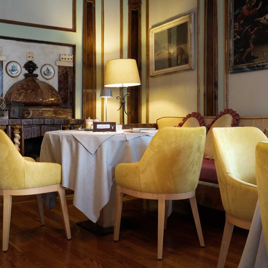 Garni-Hotel-Laurino-4-stelle-a-Cavalese-Val-di-Fiemme-Trentino-sala-ristorante-arredamento-contemporaneo-bs-chairs-e-studio-tecnico-depal-arredamenti