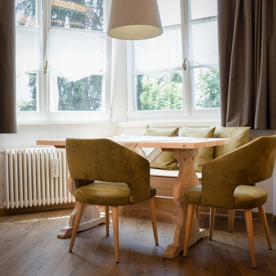 Garni-Hotel-Laurino-4-stelle-a-Cavalese-Val-di-Fiemme-Trentino-suite-rinnovata-poltroncina-ticino-e-panca-su-misura-bs-chairs-e-studio-tecnico-depal-arredamenti