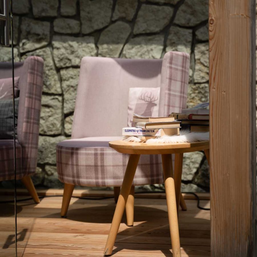 Garni-Hotel-Laurino-4-stelle-a-Cavalese-Val-di-Fiemme-Trentino-veranda-esterna-albergo-arredamento-contemporaneo-bs-chairs