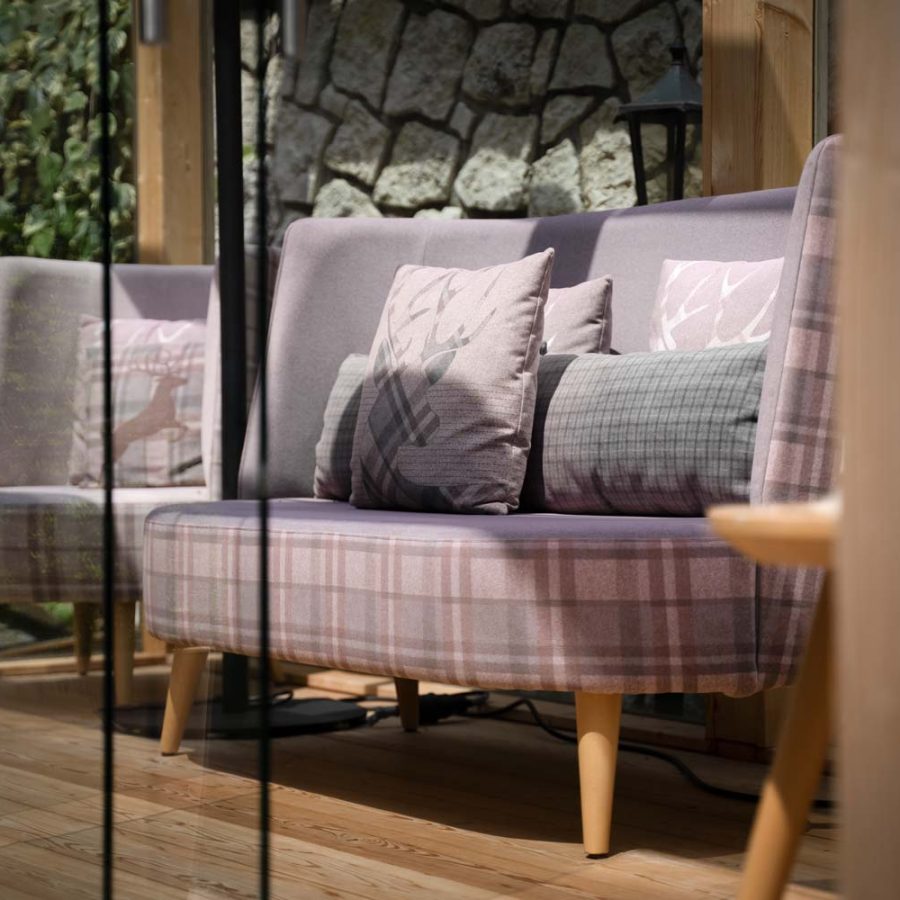 Garni-Hotel-Laurino-4-stelle-a-Cavalese-Val-di-Fiemme-Trentino-veranda-esterna-arredamento-collezione-dublino-di-bs-chairs