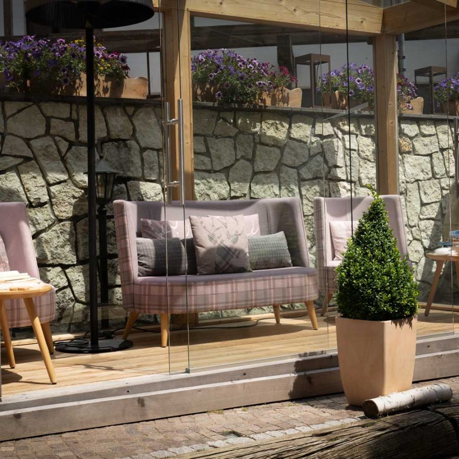 Garni-Hotel-Laurino-4-stelle-a-Cavalese-Val-di-Fiemme-Trentino-veranda-esterna-outdoor-arredamento-bs-chairs-e-studio-tecnico-depal