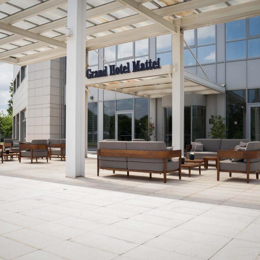Grand-Hotel-Mattei-Ravenna-business-hotel-area-esterna-ingresso-albergo-outdoor-bs-chairs