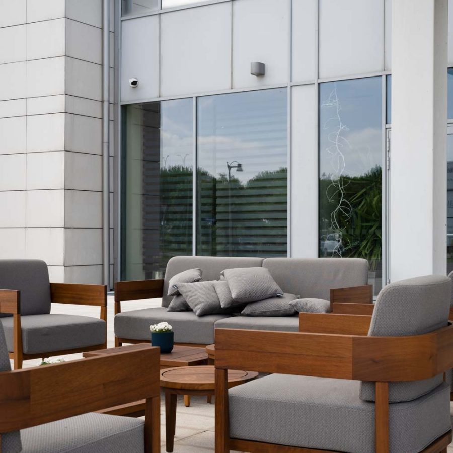 Grand-Hotel-Mattei-Ravenna-business-hotel-area-relax-per-ambienti-outdoor-bs-chairs