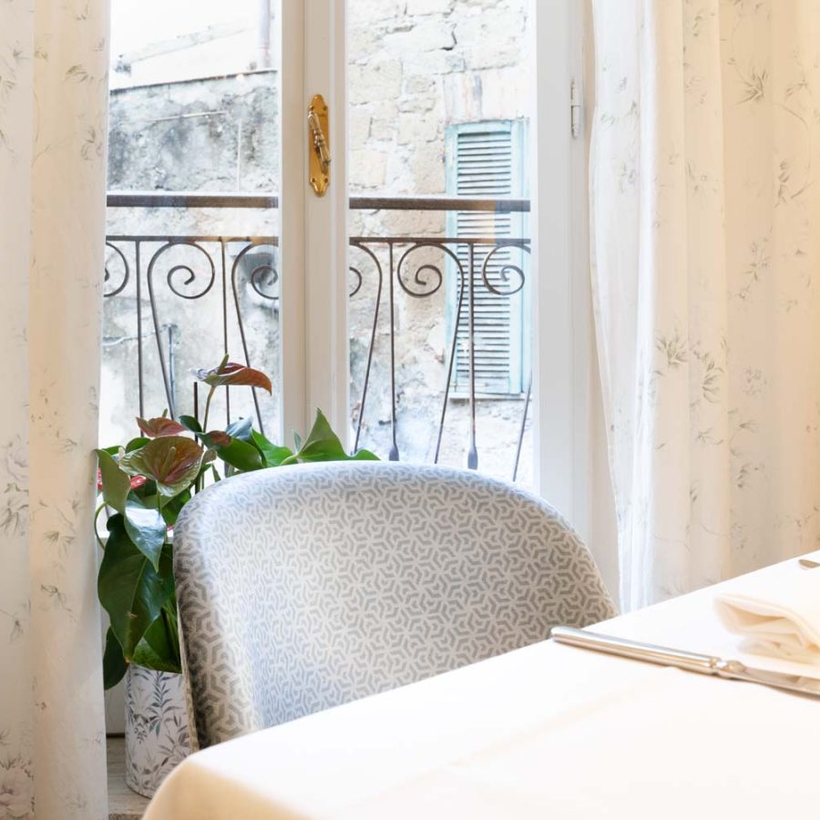 Hostaria-del-Ceccottino-pitigliano-grosseto-ristorante-vista-città-bs-chairs