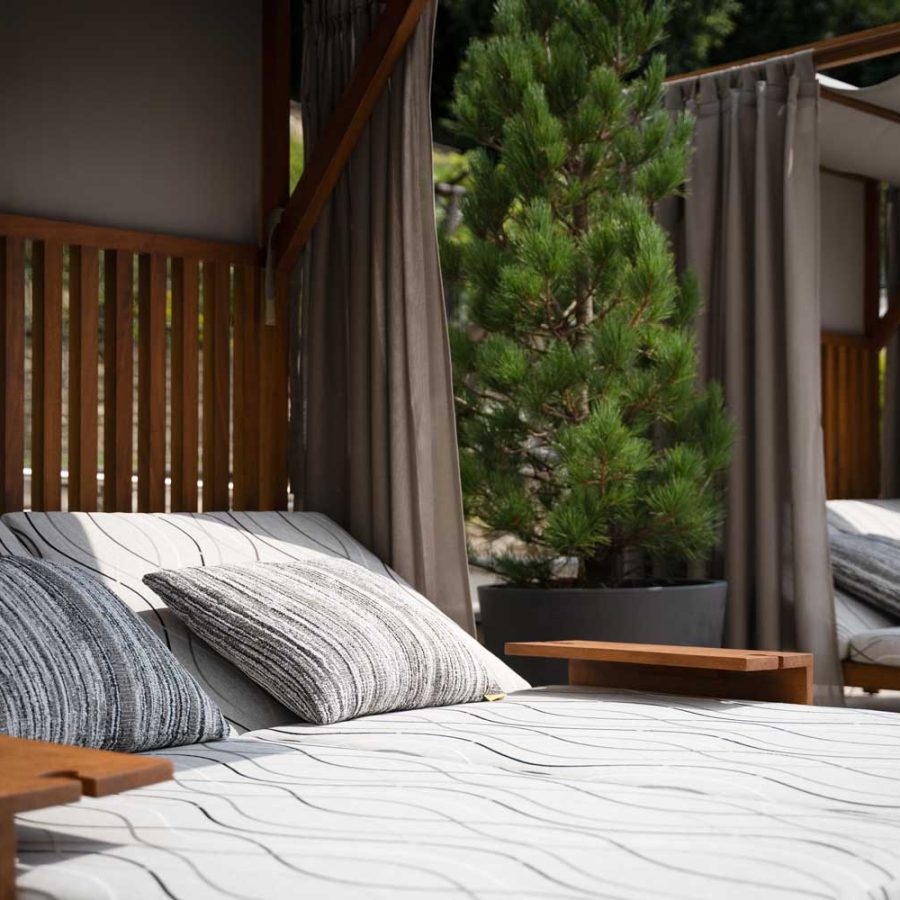 Hotel-Ambassador-Levico-terme-Trento-centro-benessere-area-piscina-arredamento-outdoor-bs-chairs