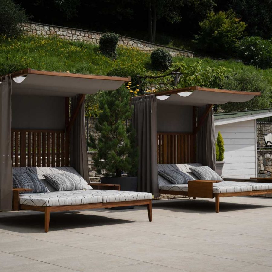 Hotel-Ambassador-Levico-terme-Trento-piscina-esterna-lettini-outdoor-bs-chairs