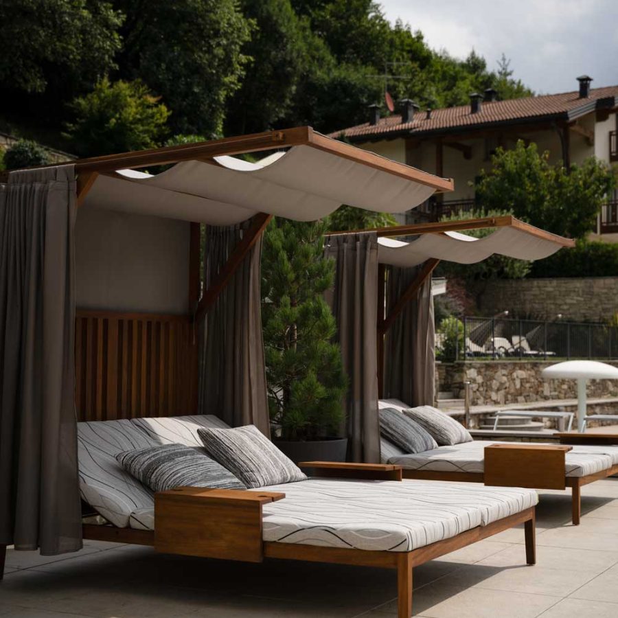 Hotel-Ambassador-Levico-terme-Trento-piscina-outdoor-lettini-bs-chairs