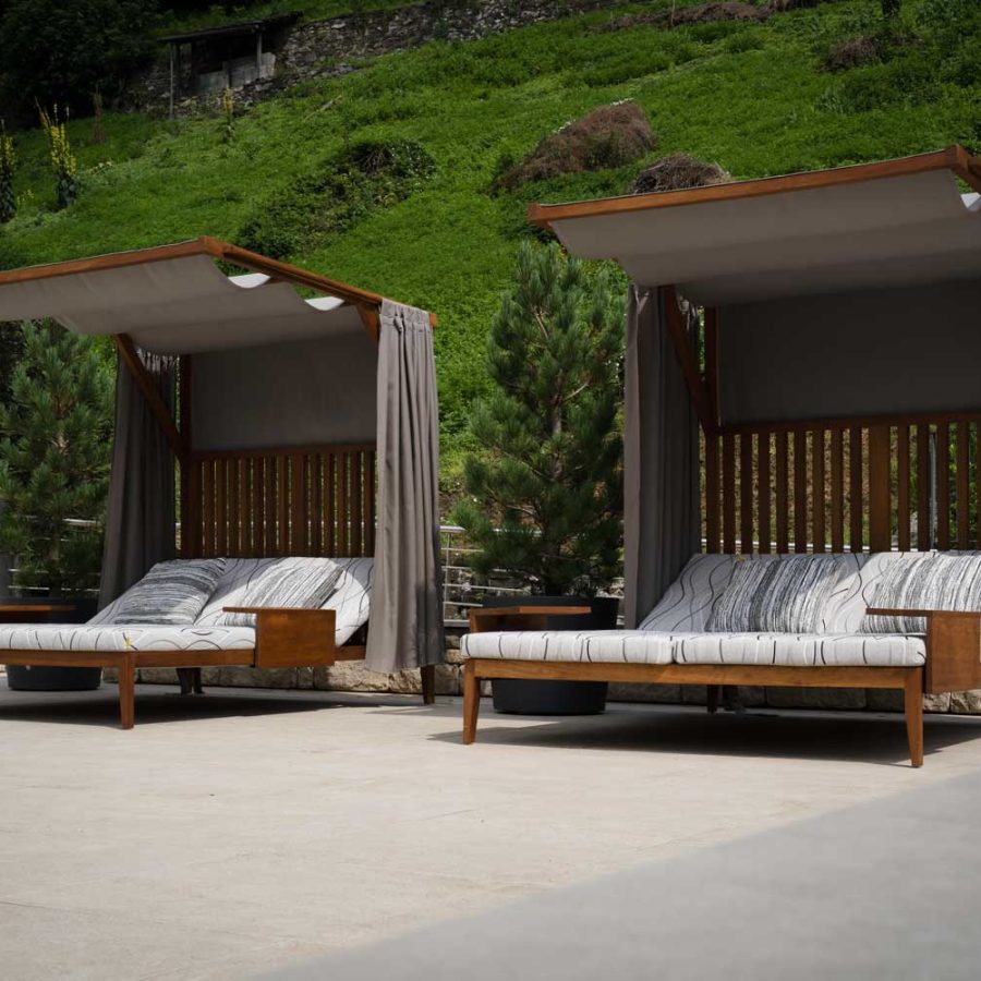 Hotel-Ambassador-Levico-terme-Trento-spazio-esterno-lettini-relax-bs-chairs